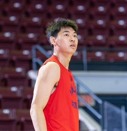 包含清晨体能课后，广厦男篮内部沟通备战社区盾，压力陡增，年轻球员得到机会的词条